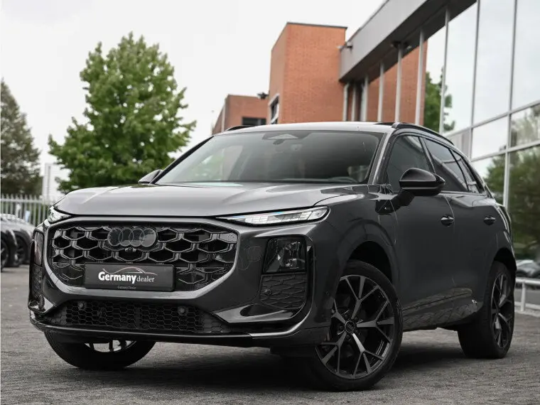 Zwarte Audi Q3 e-hybrid S-Line