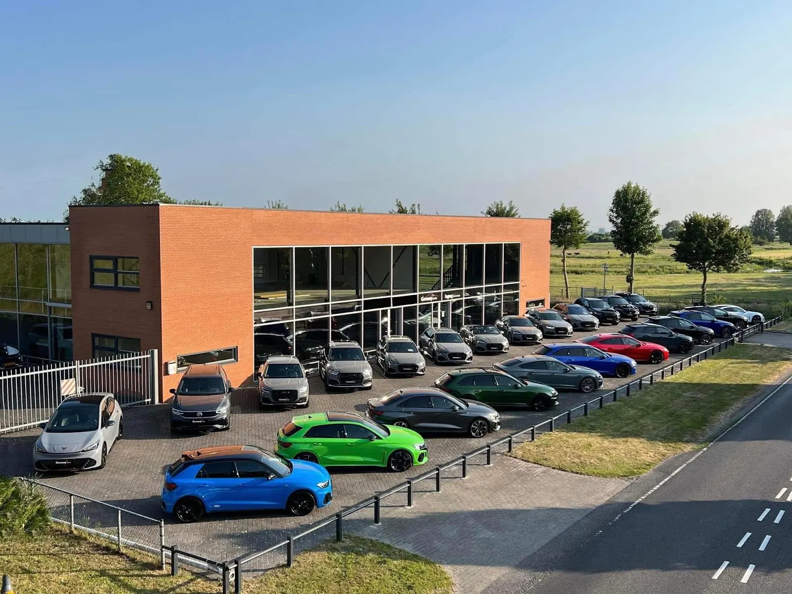 Het pand van Germany Dealer in Heerenveen op een zomeravond